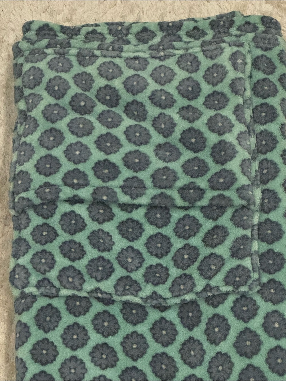 Vera Bradley Fleece Travel Blanket w/Built in Pocket to transform to a Pillow - Picture 2 of 4